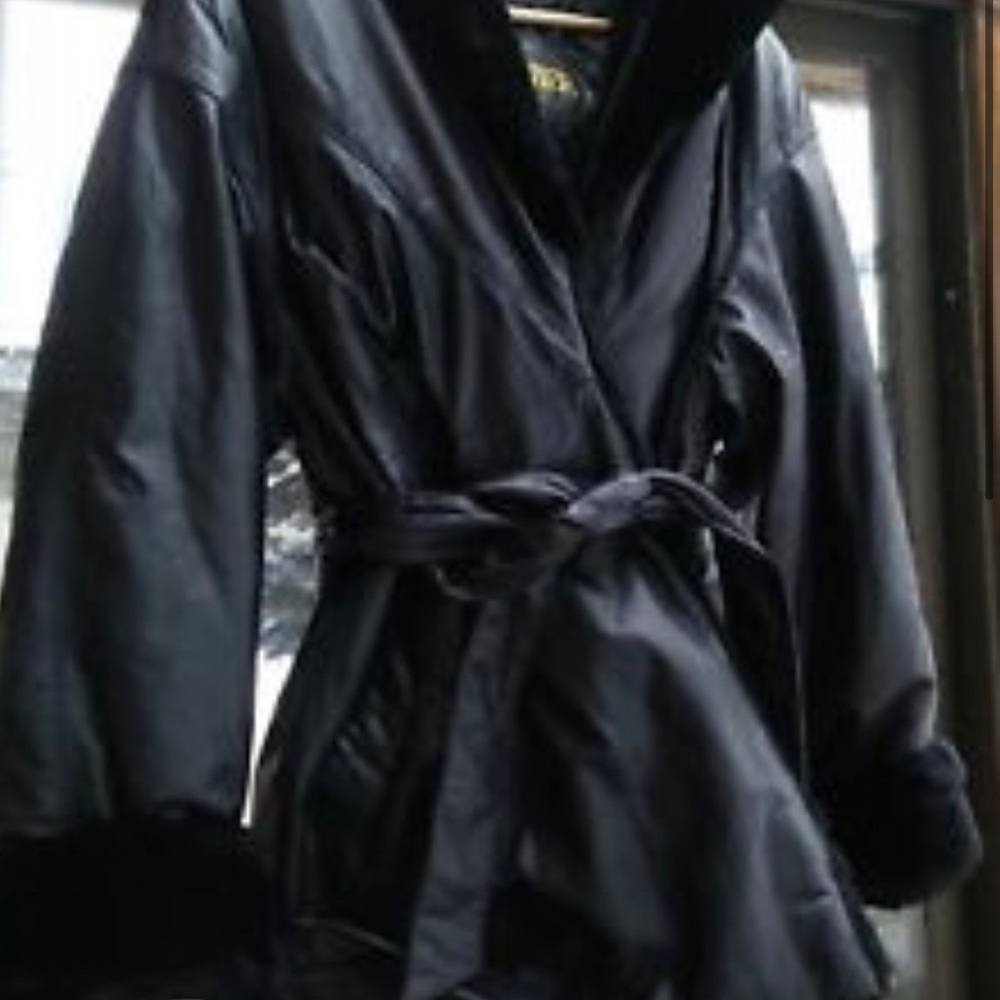 SOLD.   .DANIER Buttery Soft Leather Jacket w/ Fur Collar and Belted SZ 6 - 8 - Picture 3 of 16